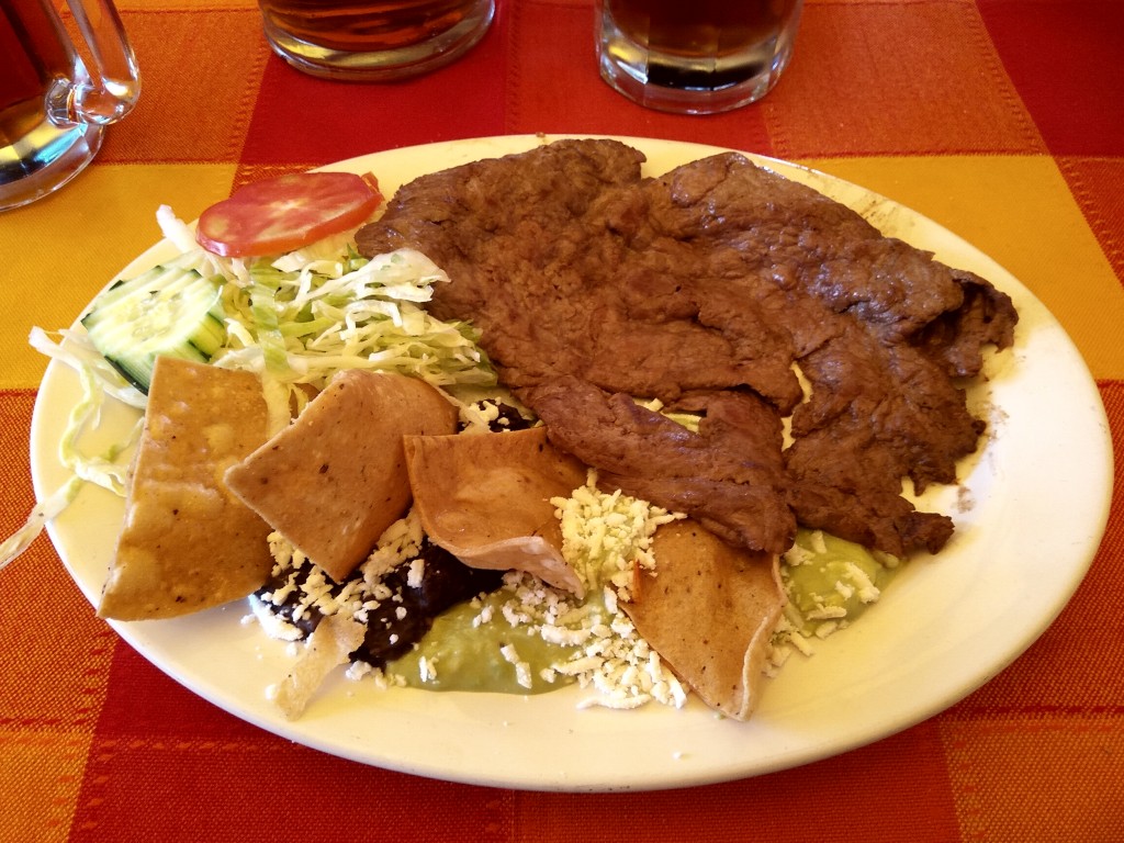 Bistec al gusto acompanado con frijoles, guacamole y ensalada. Bistec al gusto acompanado con frijoles, guacamole y ensalada.