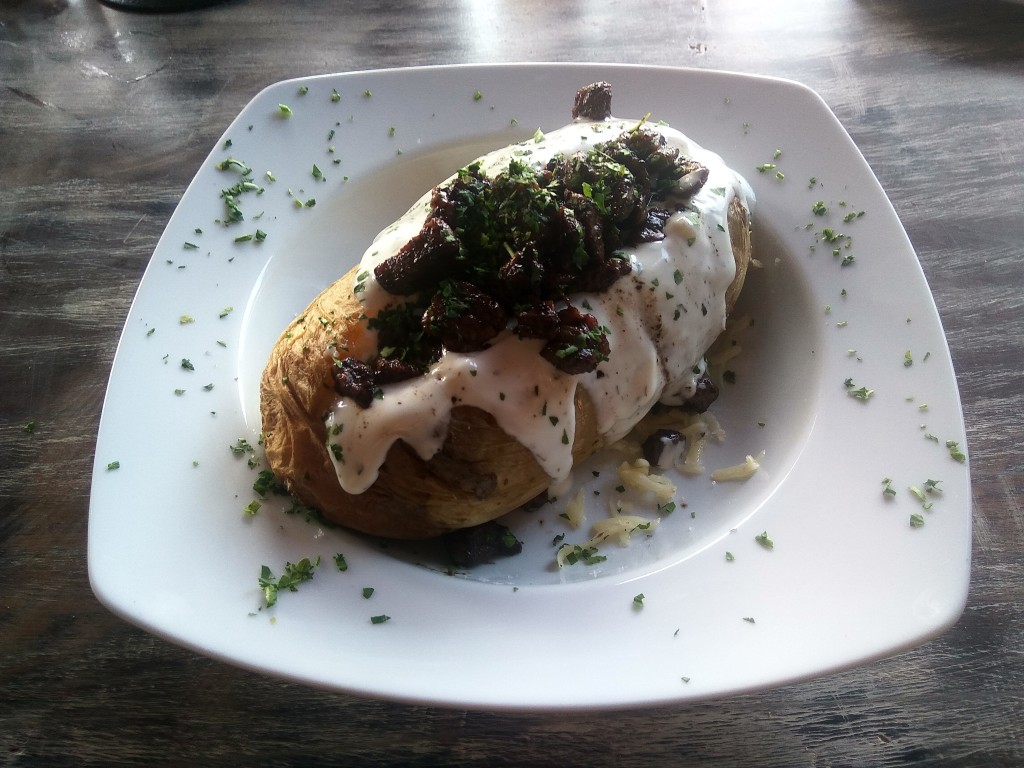 Papa al horno relleno con queso, carne y crema. Papa al horno relleno con queso, carne y crema.