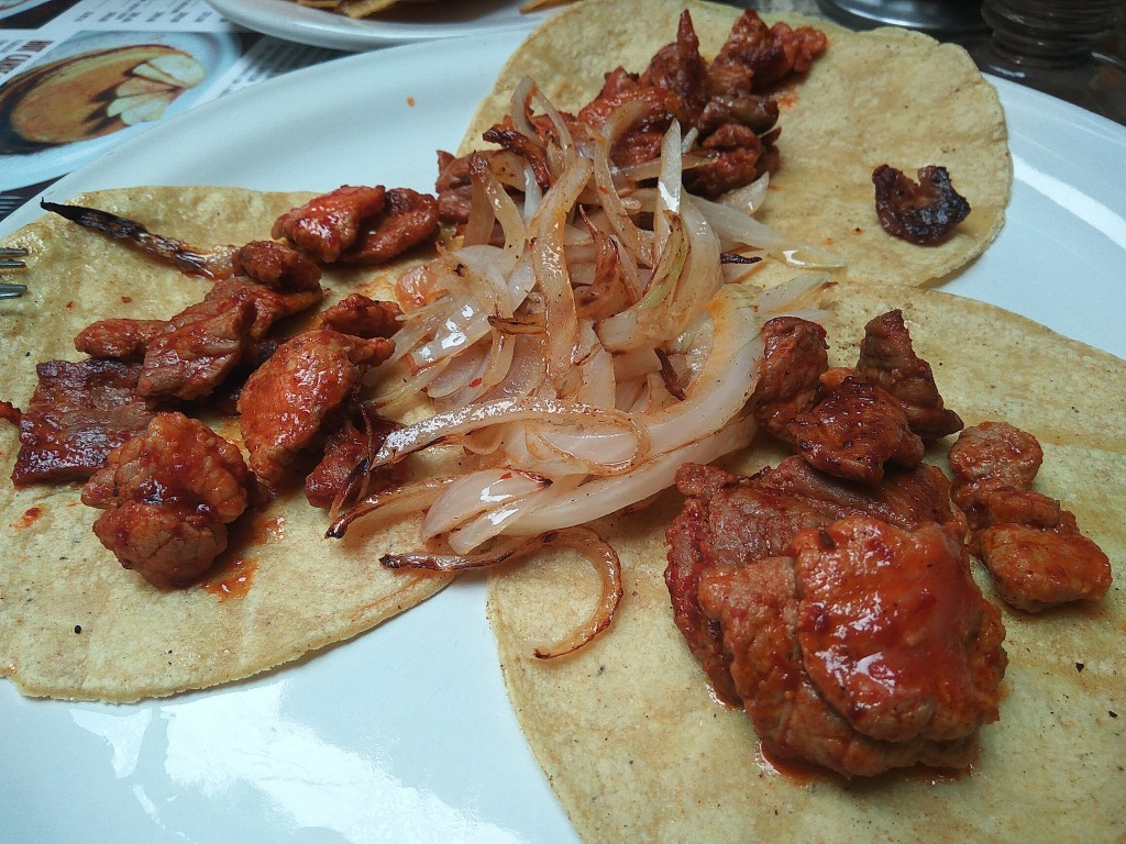 Tacos con carne adobada. Tacos con carne adobada.