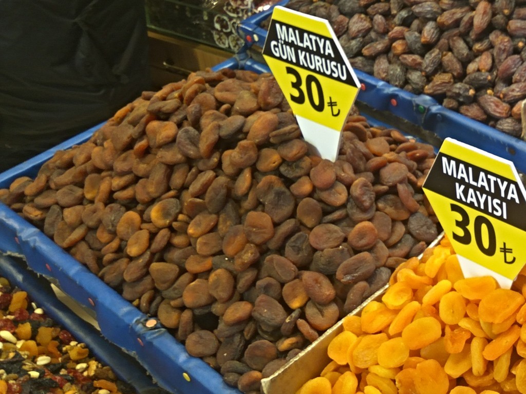 Organic apricots from Malatya, Turkey Organic apricots from Malatya, Turkey