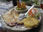 Pechuga de pollo con arroz, guacamole y ensalada - Chicken breast served with rice, guacamole and salad.