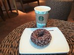 Starbucks - Café del Día con dona. Starbucks - Café del Día con dona.