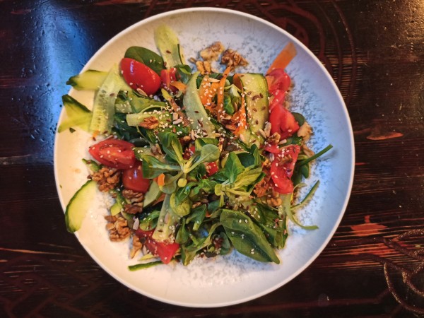 Vegan green avocado and nuts salad (with recipe) Vegan green avocado and nuts salad (with recipe)