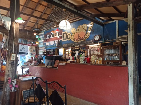 Have a refreshing Thai green tea and a longan soda in Photharam Have a refreshing Thai green tea and a longan soda in Photharam