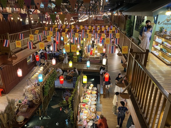 Try Thai and international specialties in the iconic and luxury atmosphere of ICONSIAM Try Thai and international specialties in the iconic and luxury atmosphere of ICONSIAM