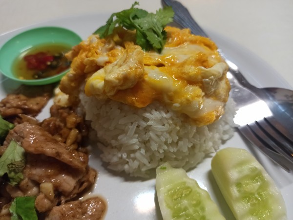 Stir Fried Pork with Garlic and Pepper with Scrambled Egg on Rice Stir Fried Pork with Garlic and Pepper with Scrambled Egg on Rice