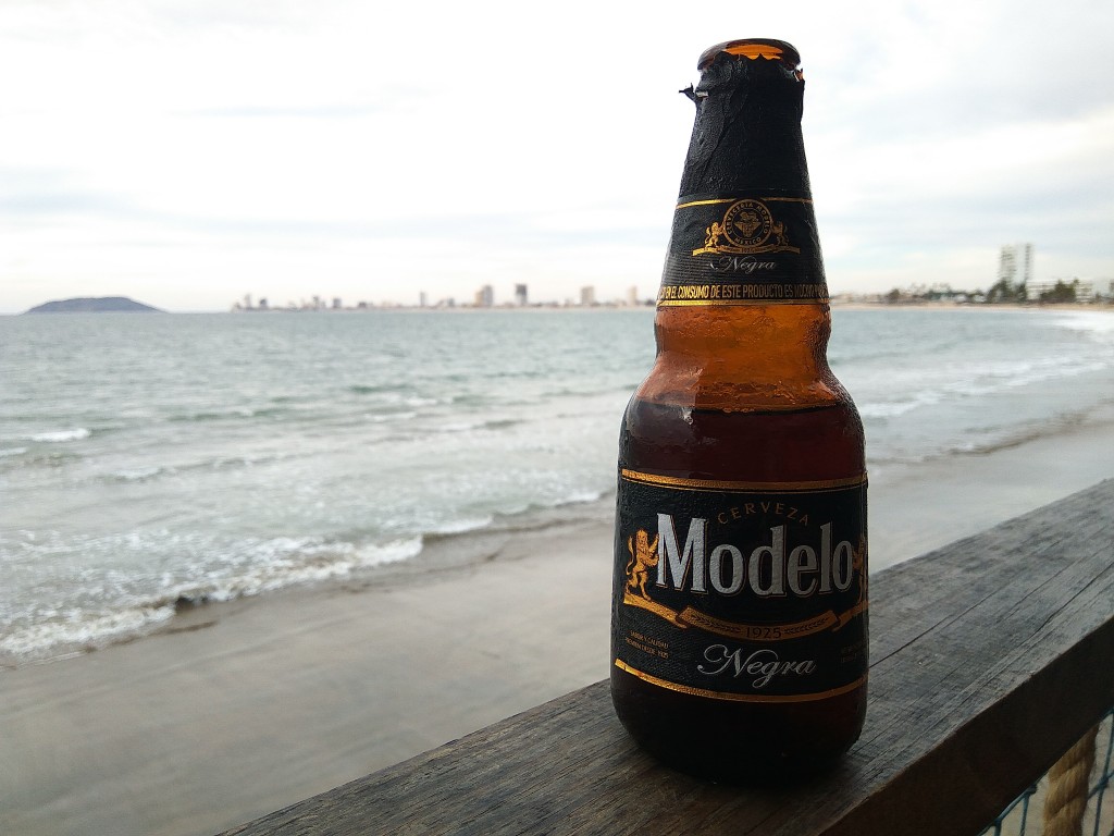 Modelo Negra beer. Modelo Negra beer.
