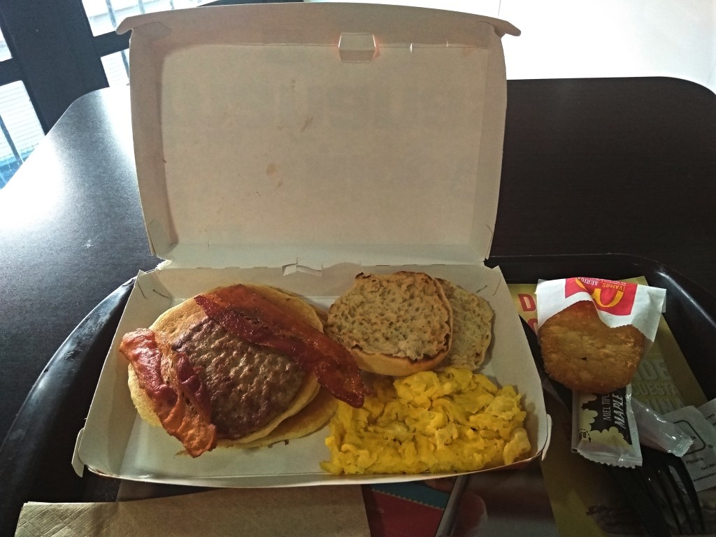 McDonald's Desayuno DeLux – huevo, esponjositos hotcakes, papa hashbrown, muffin, salchicha y tocino - scrambled eggs, pancakes, potato hashbrown, muffin, bacon and saussage. McDonald's Desayuno DeLux – huevo, esponjositos hotcakes, papa hashbrown, muffin, salchicha y tocino - scrambled eggs, pancakes, potato hashbrown, muffin, bacon and saussage.