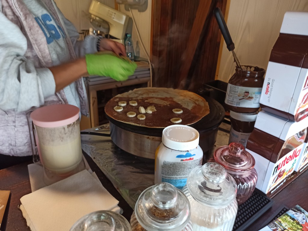 Slice bananas and lay on Nutella. Slice bananas and lay on Nutella.