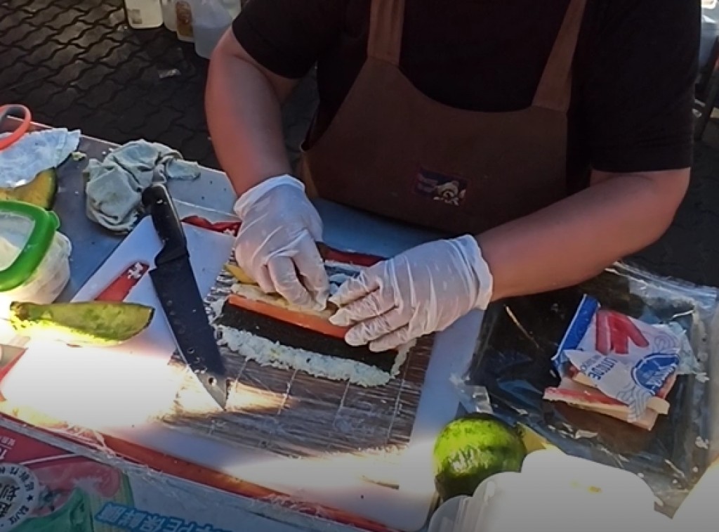 15. Place a relatively narrow stripe of the rice (more or less 2 cm wide) close to one side (I recommend putting it close to you) 15. Place a relatively narrow stripe of the rice (more or less 2 cm wide) close to one side (I recommend putting it close to you)