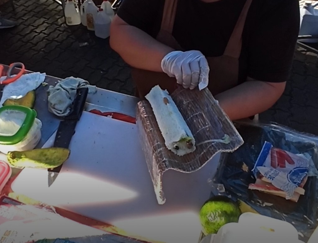 5. When you reach the end of the nori sheet, once again compress it trying to glue all ingredients 5. When you reach the end of the nori sheet, once again compress it trying to glue all ingredients