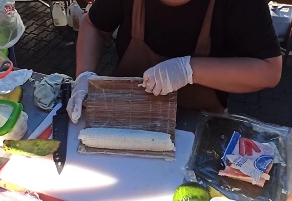 6. At the same time, try to form a nice round-shaped roll 6. At the same time, try to form a nice round-shaped roll