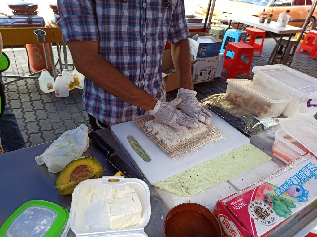 11. Take some rice and put a thin layer of it on the rice, try to place it evenly and not leave any empty space 11. Take some rice and put a thin layer of it on the rice, try to place it evenly and not leave any empty space