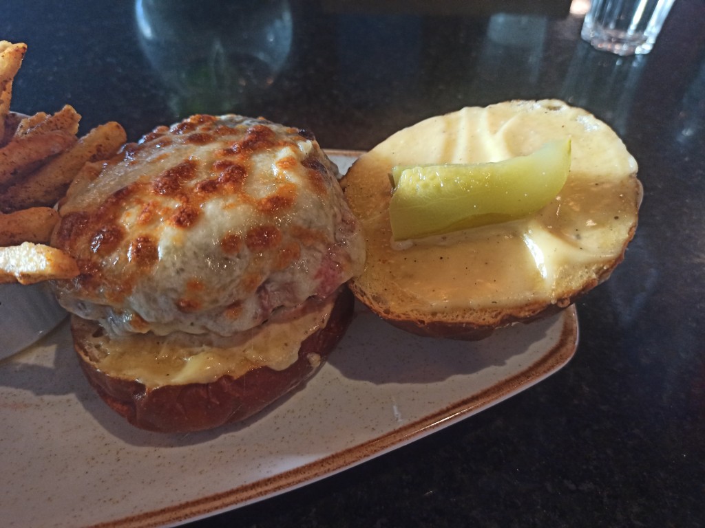 Burger de lomo con queso, Saúl Bistro, Guatemala Burger de lomo con queso, Saúl Bistro, Guatemala
