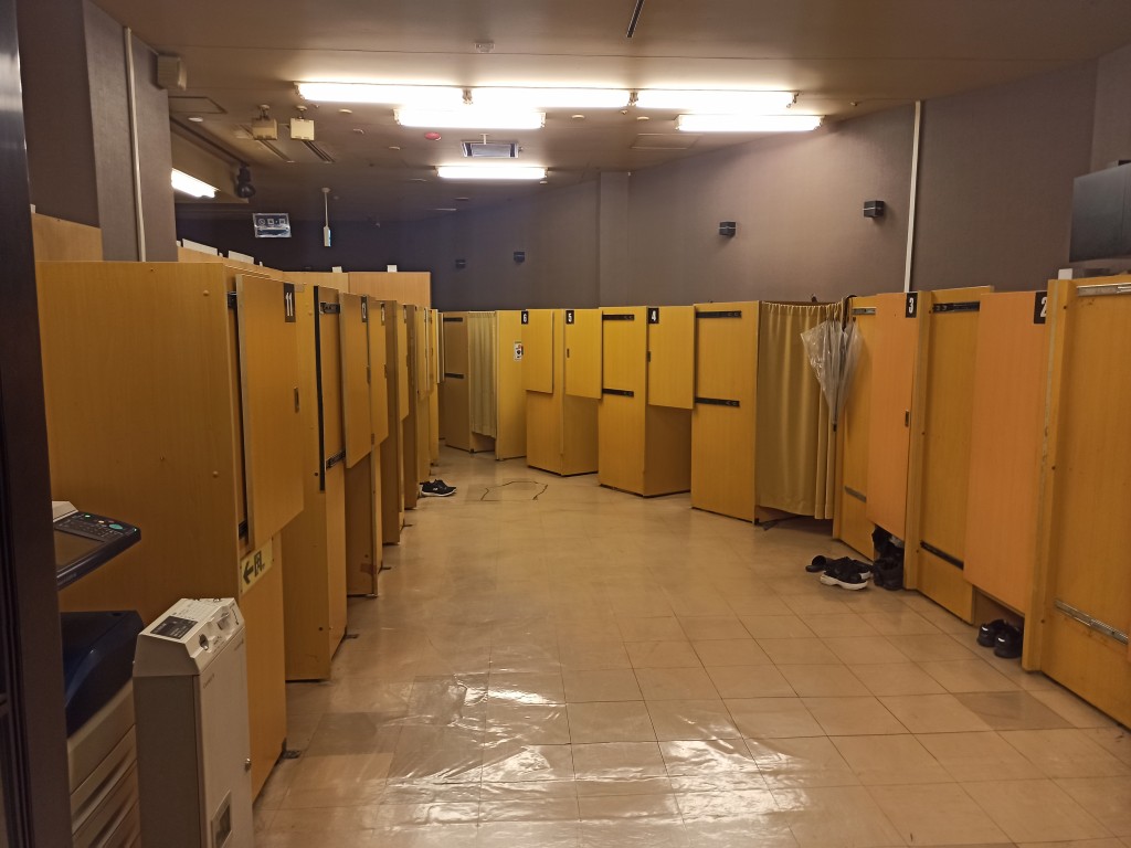 A budget overnight in Manga kissa, Japan A budget overnight in Manga kissa, Japan