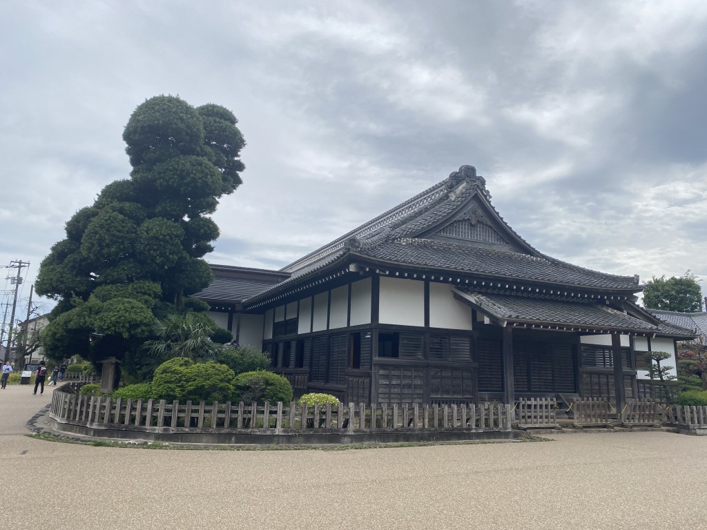Honmaru Palace and the Miyoshino Shrine Honmaru Palace and the Miyoshino Shrine